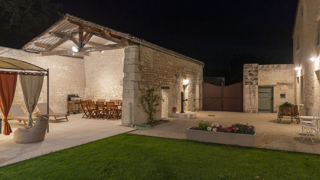 Entrée, jardin et terrasse du Petit Munet éclairé de nuit