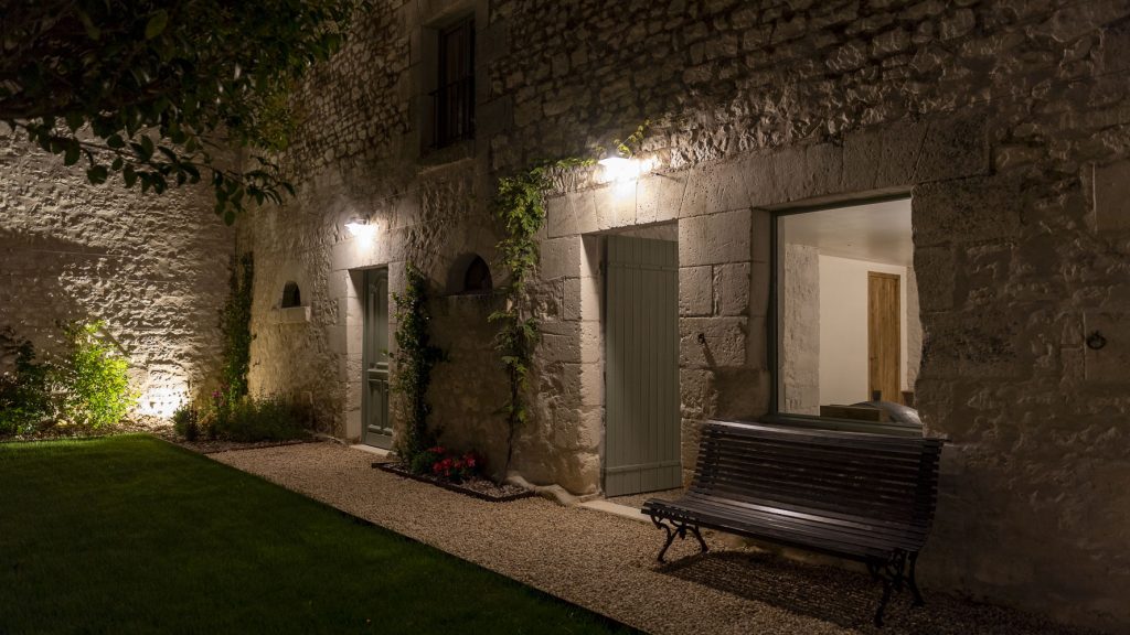 Jardin du Petit Munet éclairé de nuit coté cave à vin