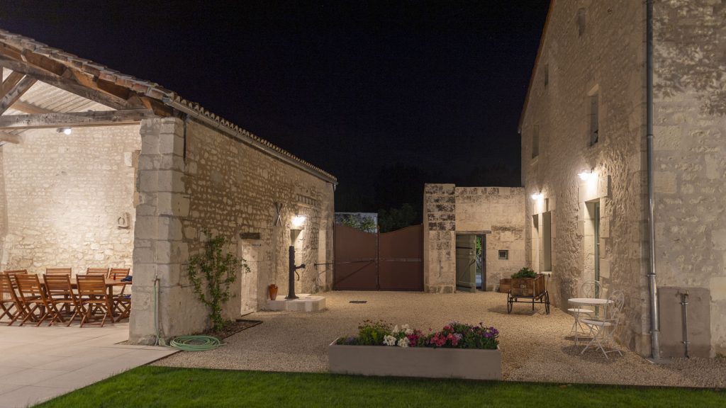 Entrée du jardin du Petit Munet éclairé de nuit