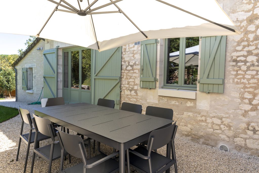 Terrasse et salon de jardin de "La Grange"